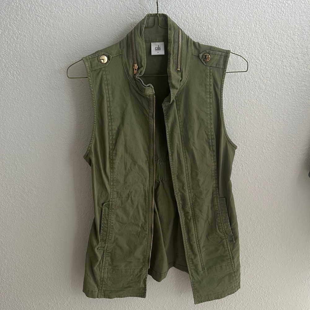 Cute camo green Cabi vest size xs